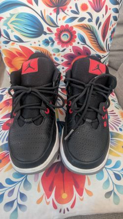 These are Jordan Max Aura 5 sneakers! Size 4Y
