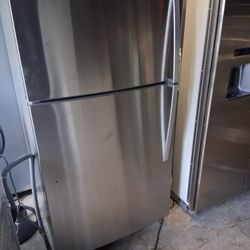 2025 Whirlpool Refrigerator 33"