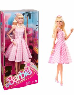 Robbie As Barbie Fashion Doll Wearing Pink and White Gingham Dress with Daisy Necklace From Barbie Movie, Ages 3+