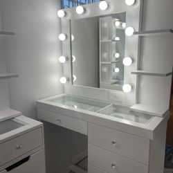 Small Makeup Vanity 
