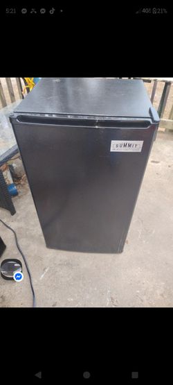 Summit Brand Mini Refrigerators (I Have 2 Available) Split Fridge And Freezer Works Amazingly Well! For Dorms Apts Or Homes Of Any Kind!