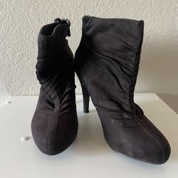 Apostrophe, Women’s Black Wesley Side Zipper Ankle Booties Heels Size 8.5
