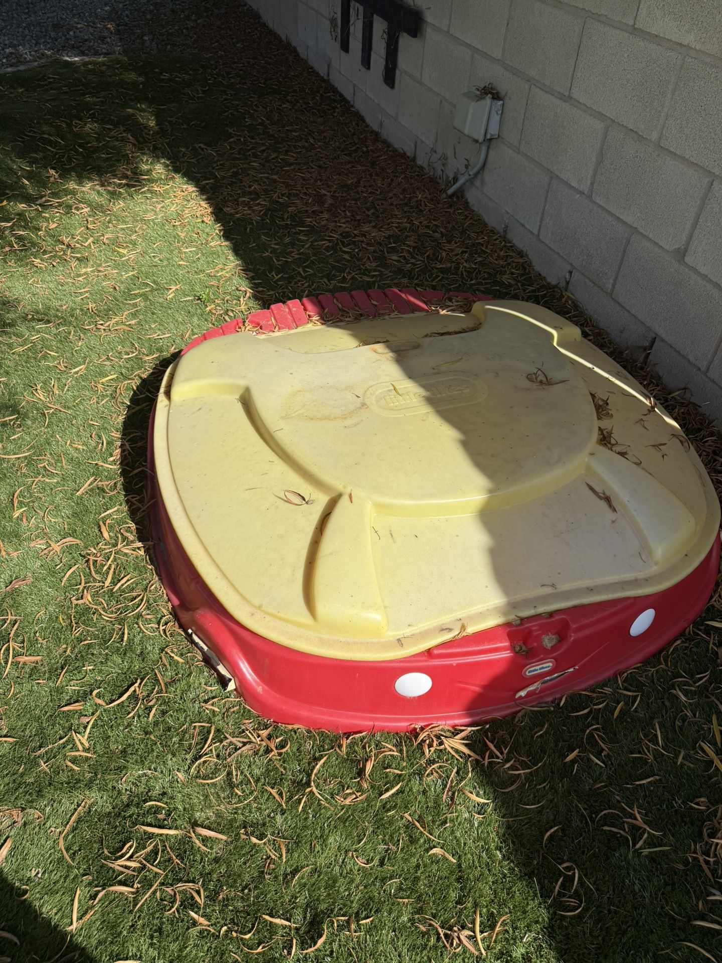Little tikes Sandbox With Cover
