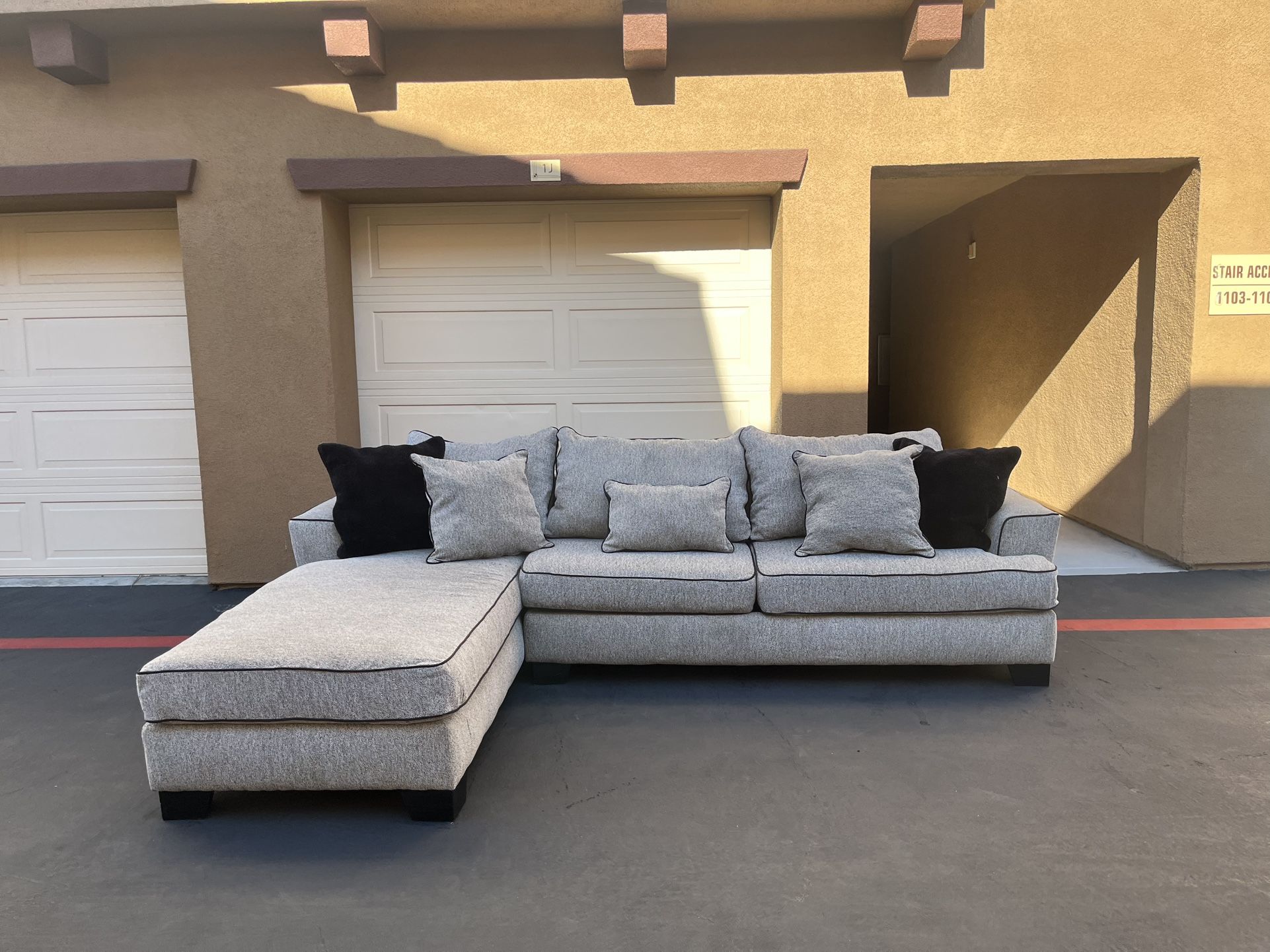 Stylish Gray Sectional Couch – Clean, Comfortable 
