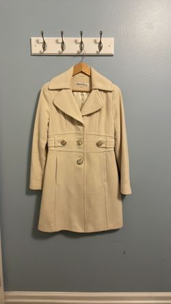 Kenneth Cole, New York, coat size 4 used in a good condition ivory color