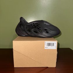 Yeezy Foam Rnnr Onyx  Size 6