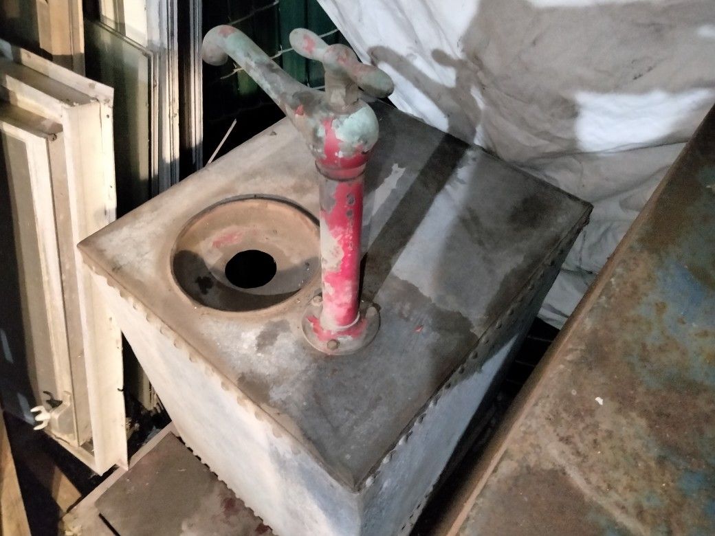 Oil Tank w/ brass Working Pump