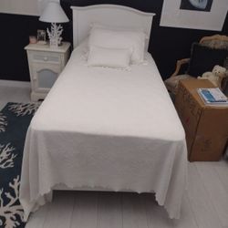 Twin Bed With Frame And Headboard Like New Bed Linen Included 