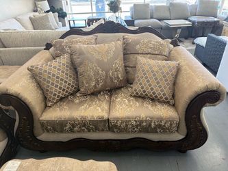 Victorian Sofas Set in Stock (@) Disponible