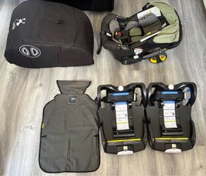 Doona + 2 car bases + padded travel bag + seat protector