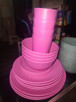 20-Piece Eco-Friendly Plant-Based Pink Dinnerware Set – Like New!