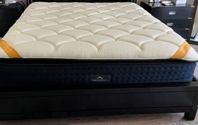 Like New King Memory Foam Mattress   