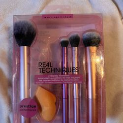 Real Techniques Everyday Essentials Makeup Brush & Sponge Set for Sale in  The Bronx, NY - OfferUp