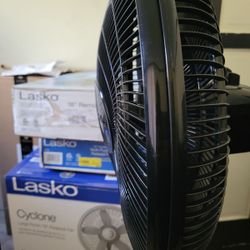 Lasko 16 Oscillating Pedestal Stand 3-Speed Fan, S16500, Black for Sale in  Los Angeles, CA - OfferUp