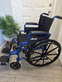 Drive Medical Blue Streak Lightweight Wheelchair, 18" Seat,, silla de ruedas