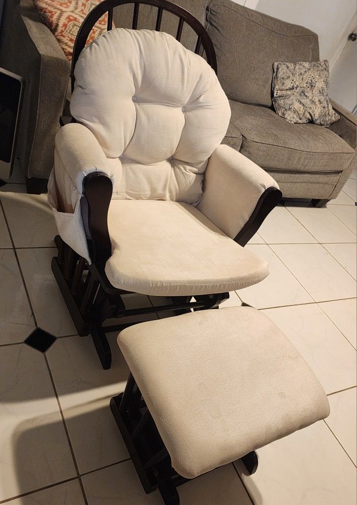 Glider And Ottoman (Good Condish)
(Hablo Espańol)