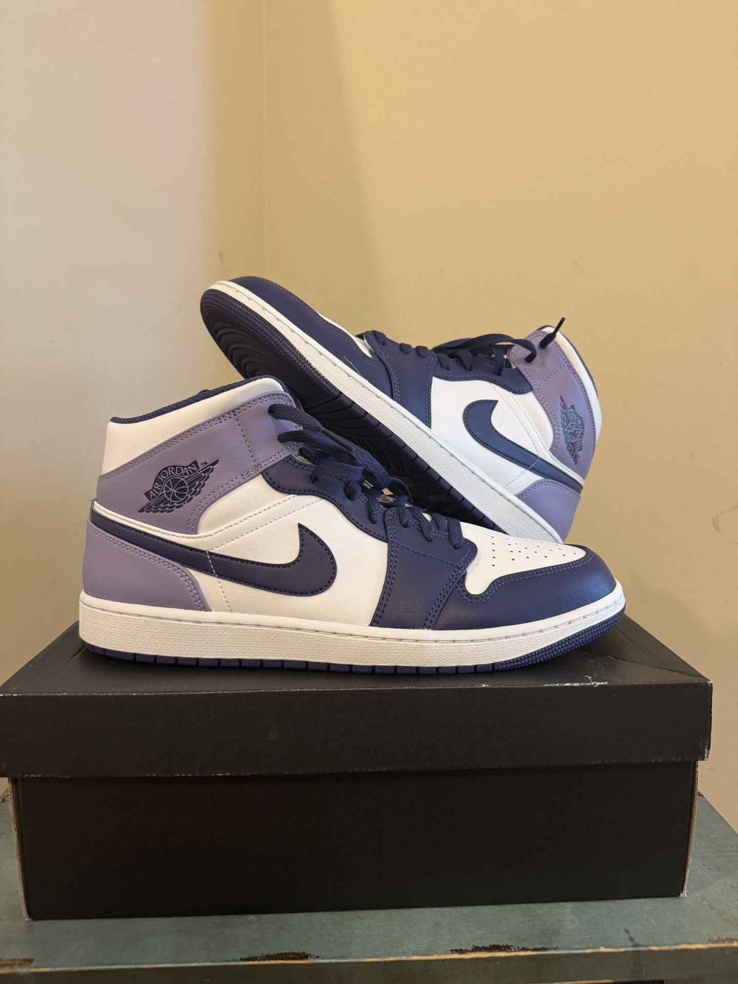 Air Jordan 1 Mid (Sz 13 M)