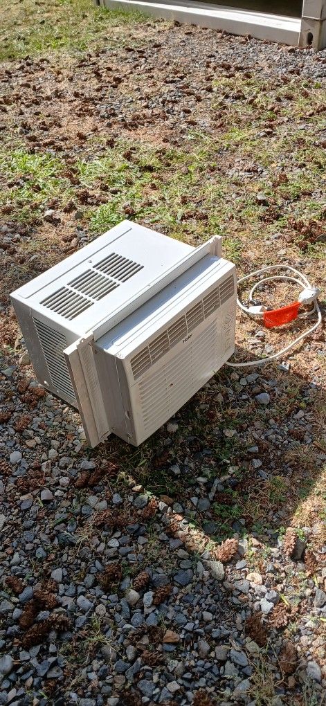 *SEE NOTE* 5000 BTU Window Air Conditioner