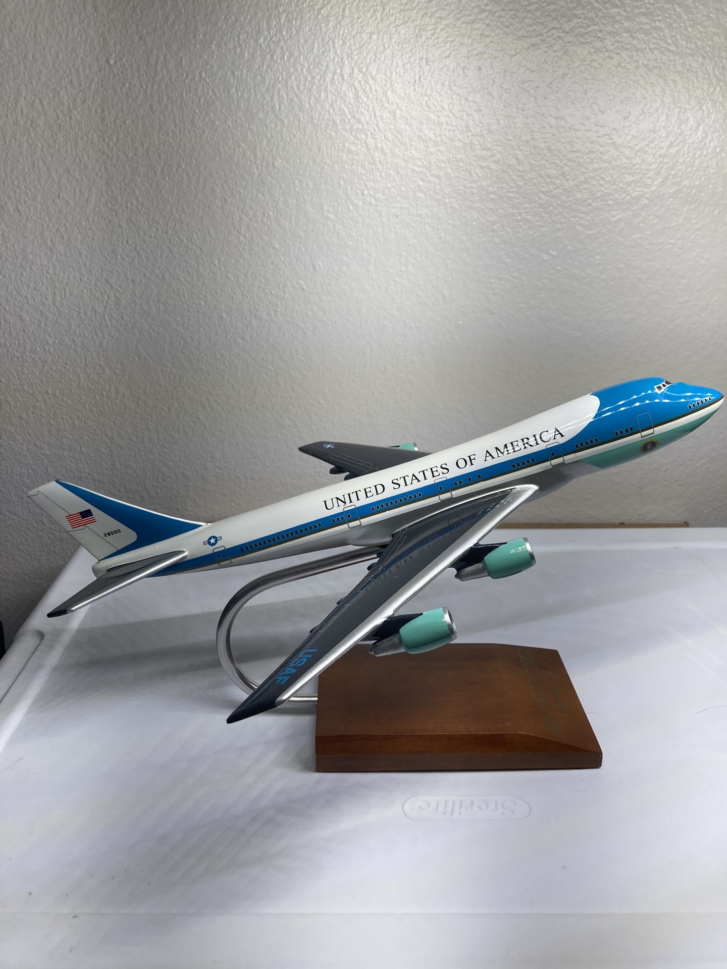 VC-25A B747-200 AIR FORCE ONE 1/100 Brand: Executive Series Model: DAR-B11310 Scale: 1:100 Pre-assembled