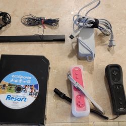 Nintendo Wii + 2 Remotes + Sensor Bar + 1 Knunchuck Remote + 1 Game