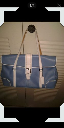 Cartera nueva el color es como se aprecia en las foto.