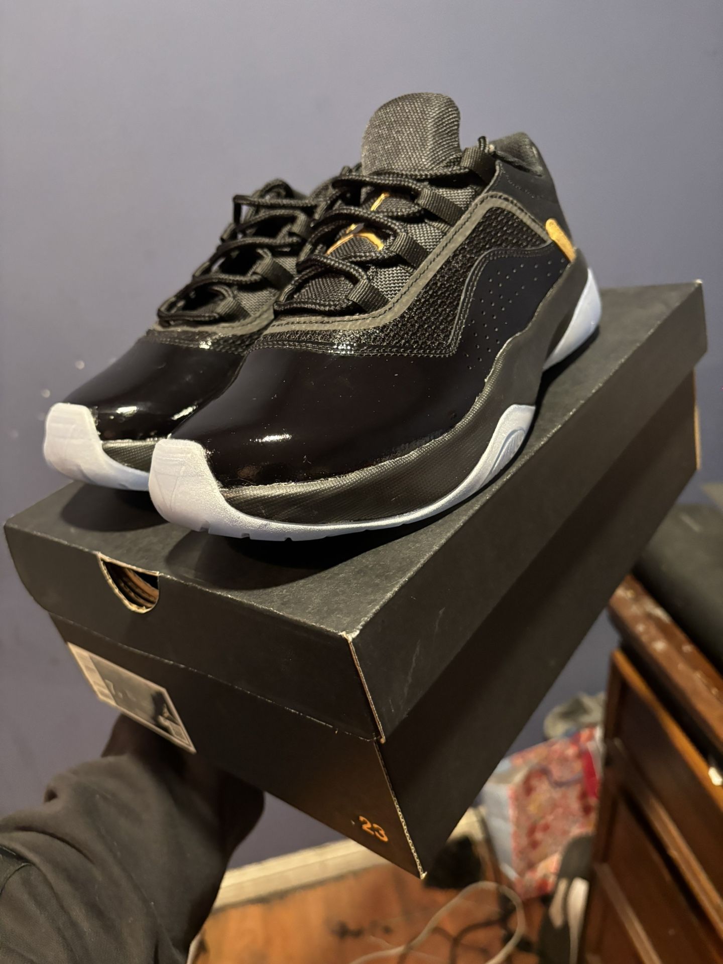 AIR JORDAN 11 CMFT LOW