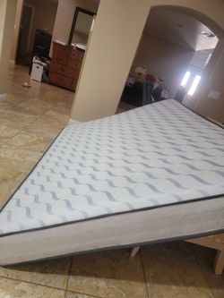 Like new queen mattress set in excellent condition