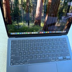 MacBook Air M2 8-Core CPU and 8-Core GPU 13" (Mid 2022) 256GB SSD - USED - $650 OBO