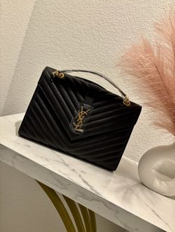 Beautiful Black And Gold Bag 🖤small Gift Included 🖤