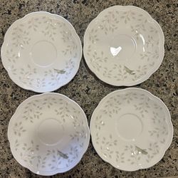 1 set 4 pz. Lenox flat plates 6 inch ….$5.00 EA Or $15.00 all 4 FIRM