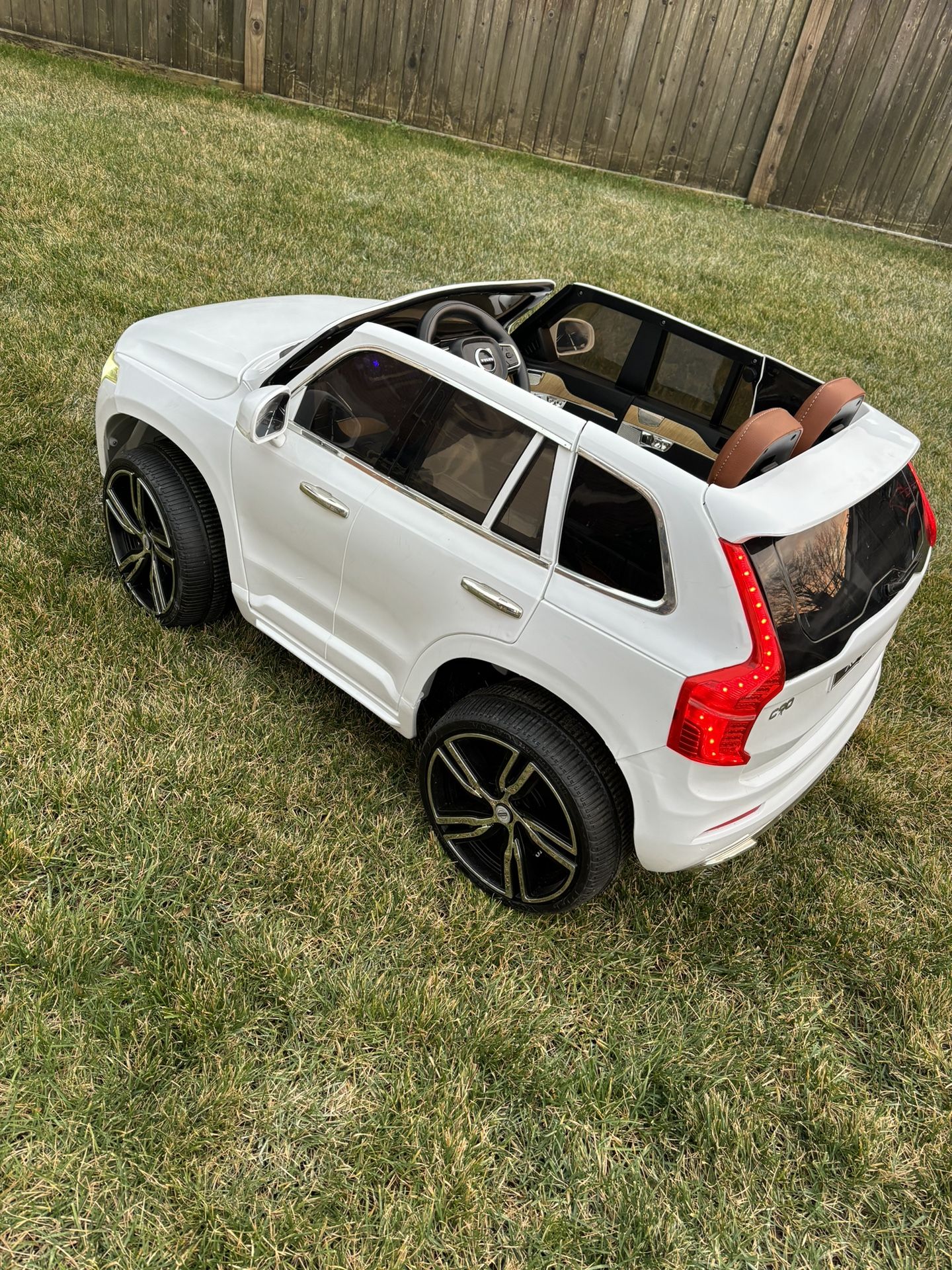 Kids White Ride On Volvo XC90