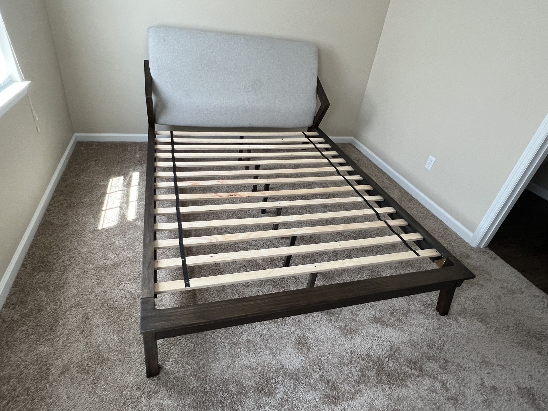 Kisper Queen Platform Bed