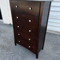 Delivery Available! Modern Dark Brown 5 Drawer Bedroom Storage Dresser Bureau Chest! All drawers work great! Some cosmetic wear see pics.  32x16x48in