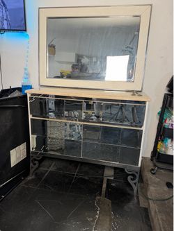 Hair stylist station with mirror