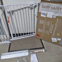 Extra Wide Pet Gate / Baby Gate - Fits Openings 29.5” - 48.4”