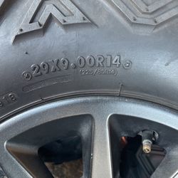 Razor Tires And Rims Of A 2020 Polarize 1000