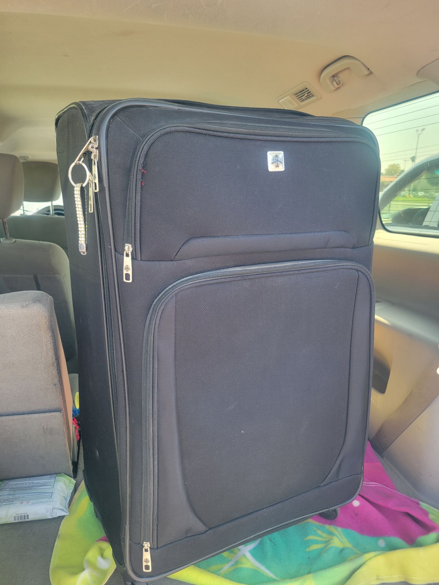 Luggage large Black like New around 55 pounds