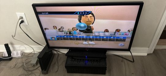 Wii complete setup with 42 inch led tv and games plus two remotes all work