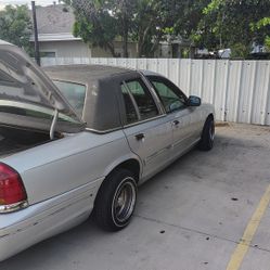 2000 Ford Crown Victoria