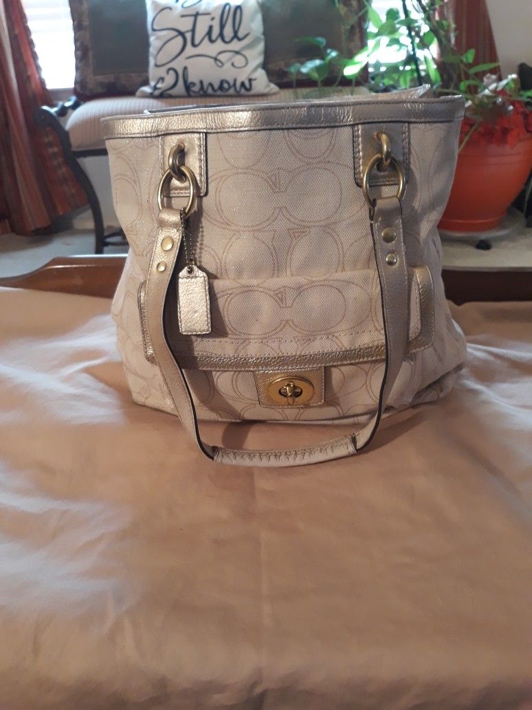 Coach Signature Penelope Linen Tote/Purse for Sale in Arlington 