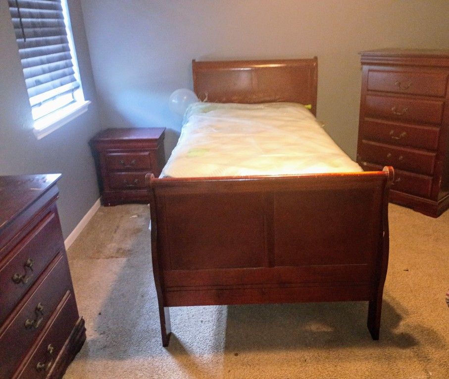 Bedroom Set Two Twin Beds With Mattress And Frames