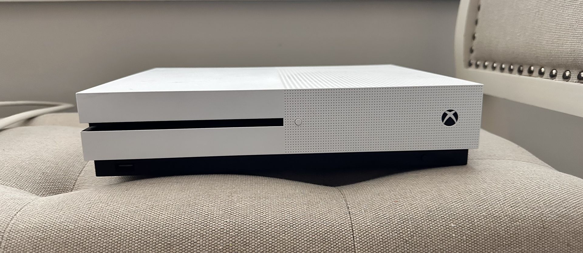 Xbox One S - GREAT CONDITION