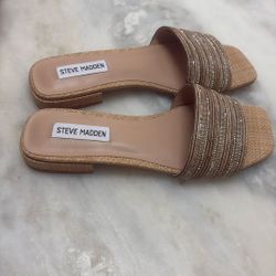 Steve Madden Gold Slide With Small Heel. 