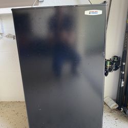 Mini Refrigerator 32X18 Inches 