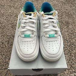 Boys Air Force 1 ( Size 5.5y/ Womens 7)