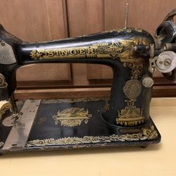 Singer Vintage Sewing Machine 
