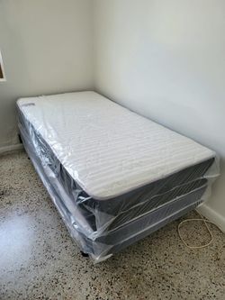 NEW Twin-Size MATTRESS and BOX SPRING. Bed frame not included👍NEW Twin-Size MATTRESS and BOX SPRING. Bed frame not included👍