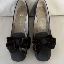 Vintage, Hand Made!!! Rinaldi shoes with a velvet bow. Size 7