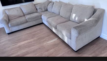 SECTIONAL COUCH!! MUST GO!!! GUVE ME YOUR BEST OFFER!!