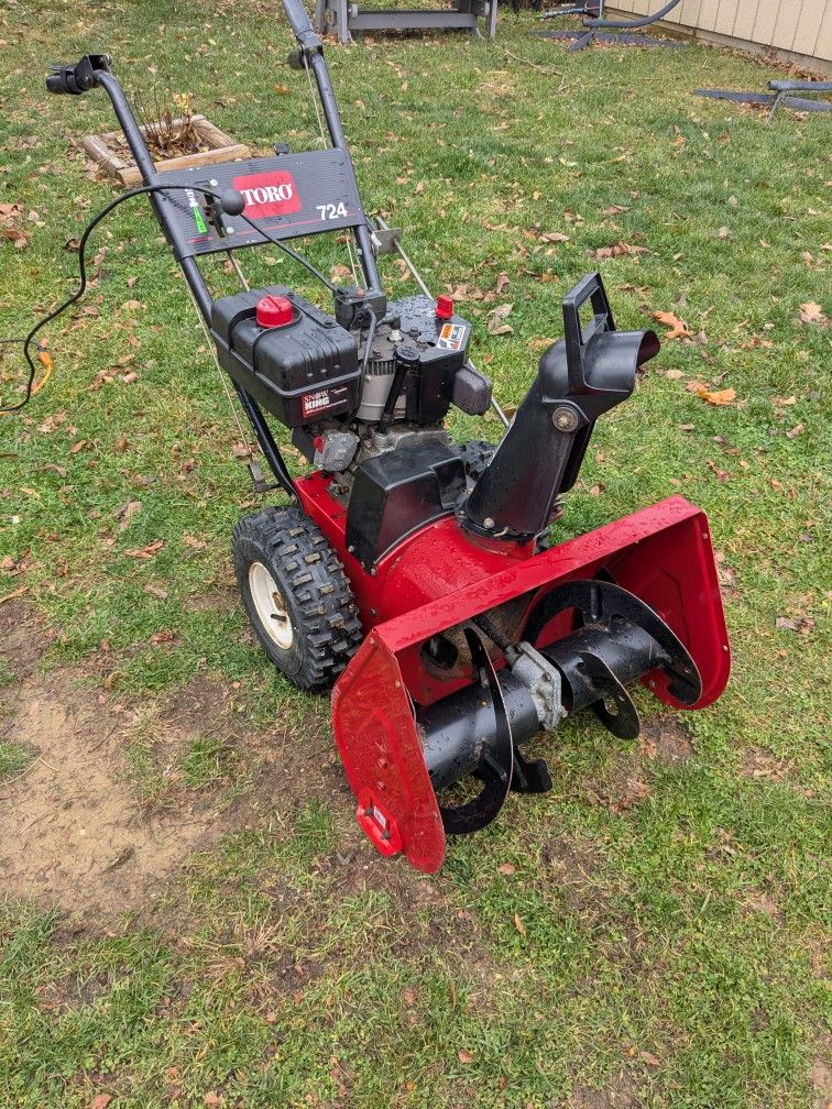 Toro 724 two-stage self-propelled snowblower 